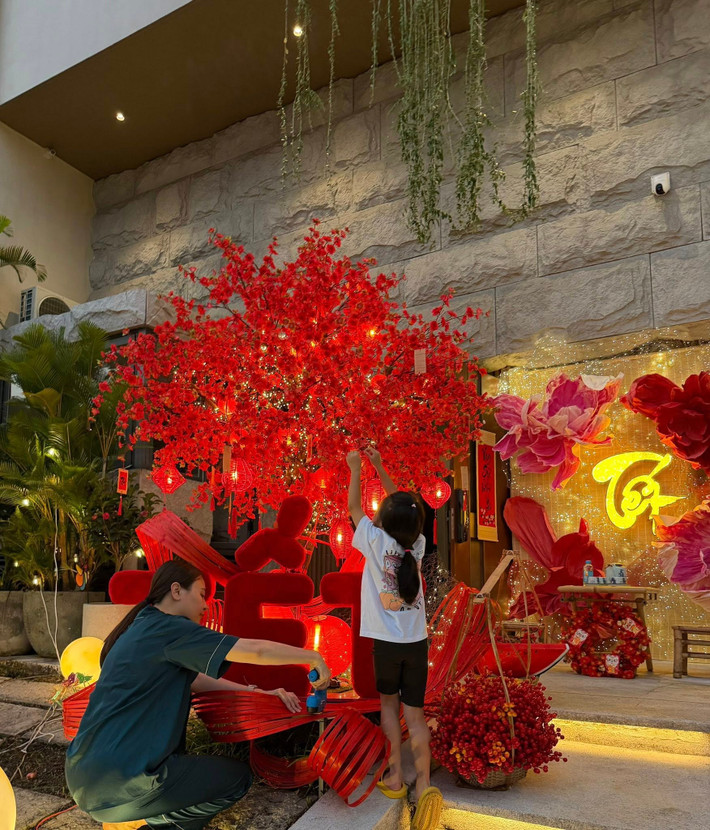 Trên trang cá nhân, Đàm Thu Trang đăng tải hình ảnh con gái Suchin phụ giúp trang trí biệt thự đón Tết. Ảnh: FB Đàm Thu Trang.
