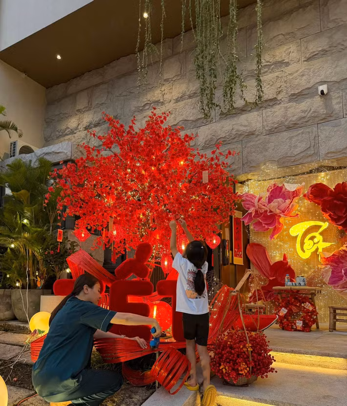 Trên trang cá nhân, Đàm Thu Trang đăng tải hình ảnh con gái Suchin phụ giúp trang trí biệt thự đón Tết. Ảnh: FB Đàm Thu Trang.