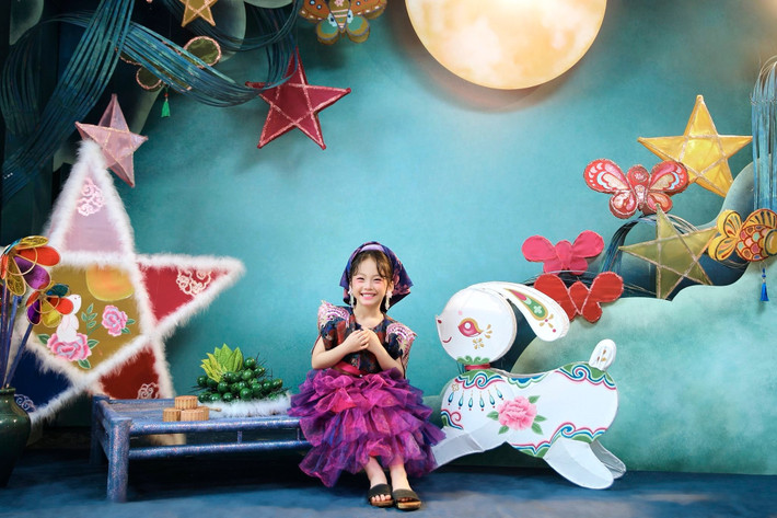 Bé Thiên Ý khoe vẻ xinh xắn, đáng yêu bên những chiếc đèn ông sao. Ảnh: FB Pha Lê.