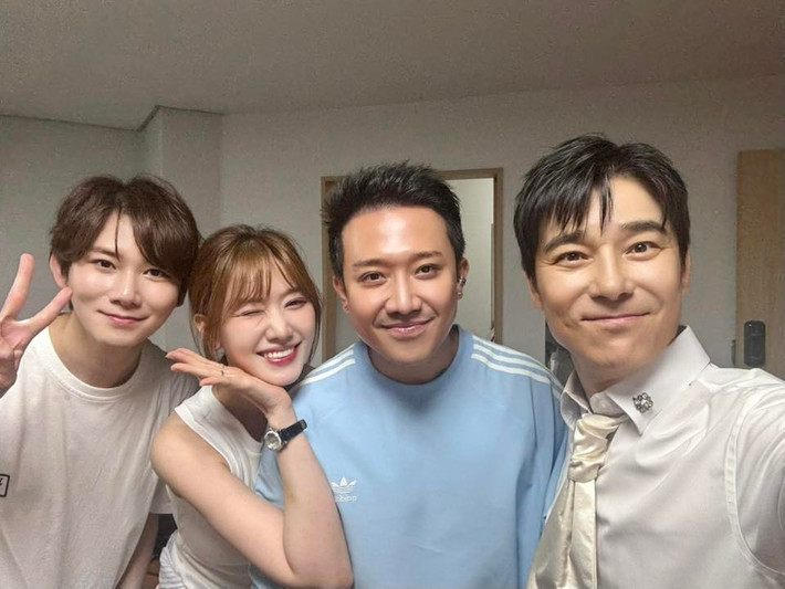 "Nhiệm vụ của anh là giúp em hoàn thành nhiệm vụ của em. Cứ sống theo cách em muốn. Thế giới để anh lo. Nếu chỉ còn được nhớ điều duy nhất trên thế giới này, chắc anh cũng sẽ chọn nhớ về em”, VOV dẫn lời nam MC. Ảnh: FB Trấn Thành.