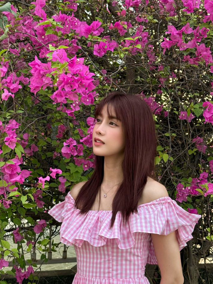 Trình Mỹ Duyên theo đuổi hình ảnh linh hoạt, không đóng khung. Khi xuất hiện tại các sự kiện hay trên sàn diễn, cô ưu ái những thiết kế tôn dáng, đường cắt tinh tế, giúp làm nổi bật vóc dáng cân đối và đôi chân thon dài. Ở đời thường, người đẹp lại lựa chọn trang phục tối giản, thanh lịch nhưng vẫn có điểm nhấn, thể hiện gu thẩm mỹ hiện đại và tinh tế.