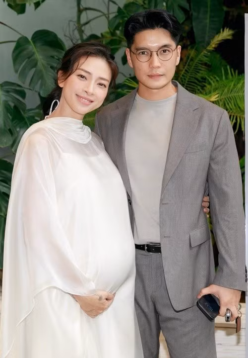 "Ba mẹ đã khóc, nhưng đó là những giọt nước mắt hạnh phúc khi chào đón con đến với thế giới muôn màu này. Cảm ơn con đã chọn ba mẹ, đã đến để hoàn thiện cuộc đời này của ba mẹ", Ngô Thanh Vân viết. Ảnh: FB Ngô Thanh Vân.