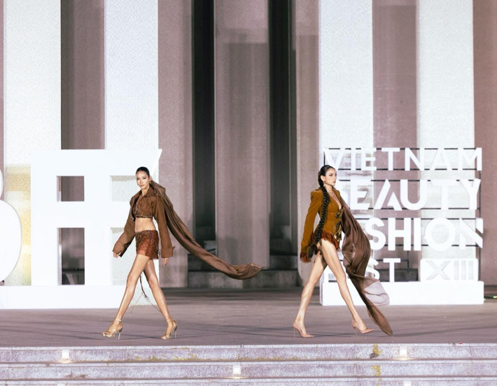 "Đi cùng cô em gái Hoàng Thùy trên runway – một cô mẫu trẻ nổi bật với nhiệt huyết hừng hực với nghề từ Vietnam's Next Top Model năm ấy, nay là siêu mẫu với sải chân siêu đẹp và bản lĩnh nghề vững vàng. Tự hào khi chị được song hành cùng một thế hệ kế thừa đầy đam mê", Võ Hoàng Yến bày tỏ. Ảnh: FB Võ Hoàng Yến.