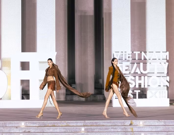 "Đi cùng cô em gái Hoàng Thùy trên runway – một cô mẫu trẻ nổi bật với nhiệt huyết hừng hực với nghề từ Vietnam's Next Top Model năm ấy, nay là siêu mẫu với sải chân siêu đẹp và bản lĩnh nghề vững vàng. Tự hào khi chị được song hành cùng một thế hệ kế thừa đầy đam mê", Võ Hoàng Yến bày tỏ. Ảnh: FB Võ Hoàng Yến.