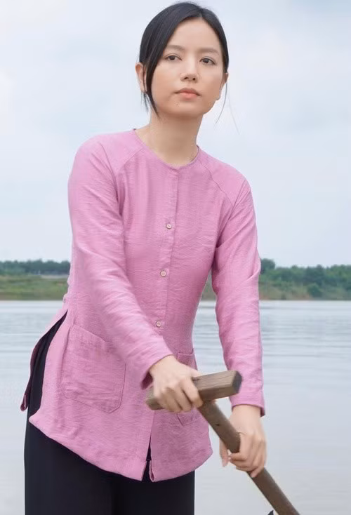 Trong Mưa đỏ, cô lái đò của Lê Hạ Anh có chuyện tình dang dở với Cường (do Đỗ Nhật Hoàng đóng). Ảnh: FB Lê Hạ Anh.