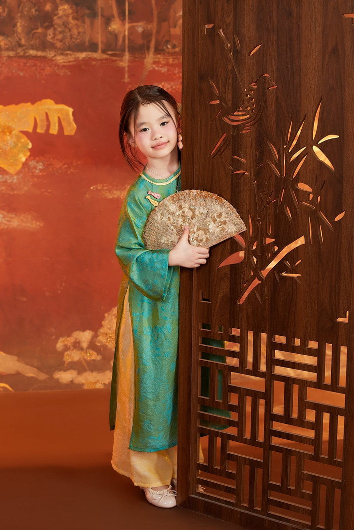 Bé Cún – con gái đầu lòng của diễn viên Tú Vi – Văn Anh gây chú ý với vẻ ngoài xinh xắn khi diện áo dài Tết nhẹ nhàng. Ảnh: FB Tú Vi.