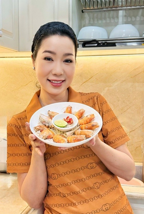 Nữ diễn viên thường xuyên vào bếp nấu nướng cho gia đình. Ảnh: FB Trịnh Kim Chi.