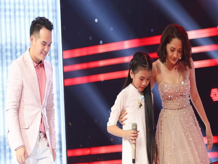 Cặp đôi huấn luyện viên Bảo Anh - Khắc Hưng bấm chọn Bảo Anh ở Giọng hát Việt nhí 2018. Ảnh: FB Bảo Anh.