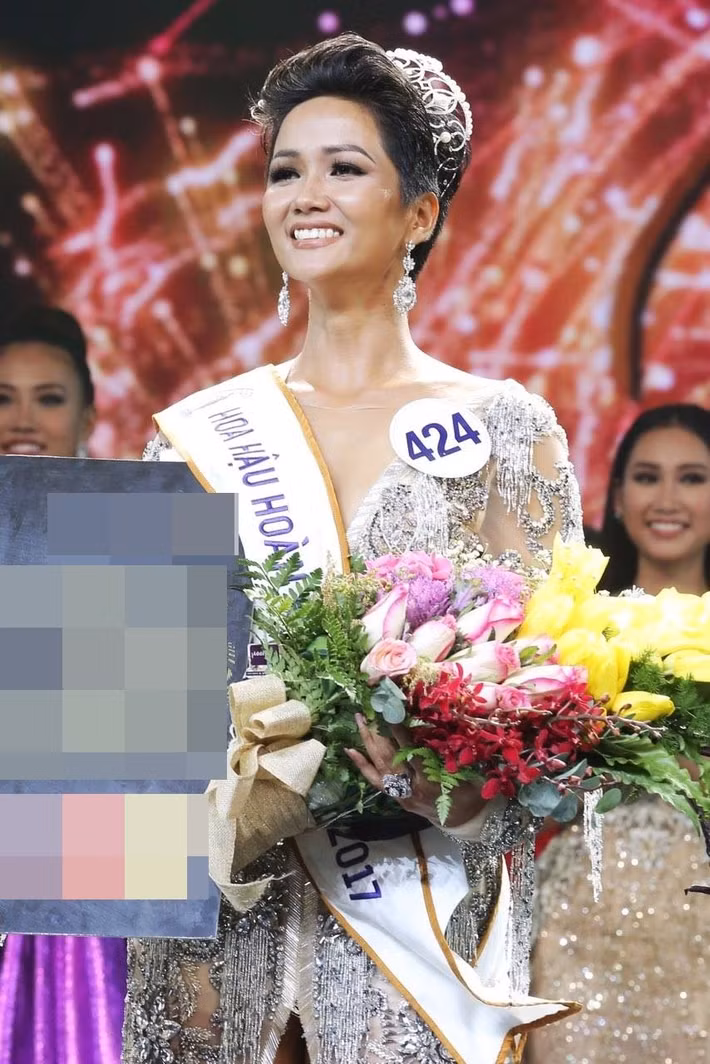H’Hen Niê đăng quang Hoa hậu Hoàn vũ Việt Nam 2017, gây chú ý mạnh mẽ với hình ảnh khác biệt so với chuẩn mực hoa hậu trước đó. Thời điểm ấy, cô để tóc tém cá tính, sở hữu làn da nâu khỏe khoắn, tạo nên dấu ấn riêng khó trộn lẫn.