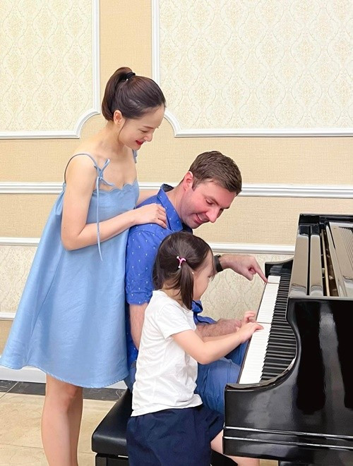 Lan Phương thừa nhận cô và David có lúc bất đồng ngôn ngữ. “Đó là khi cả hai đang mệt hoặc căng thẳng chuyện gì đấy. Việc tôi cố gắng luận ra một từ tiếng Anh nào đó để diễn tả đúng ý là không thể được”, Tiền Phong dẫn lời nữ diễn viên. Ảnh: FB Lan Phương.