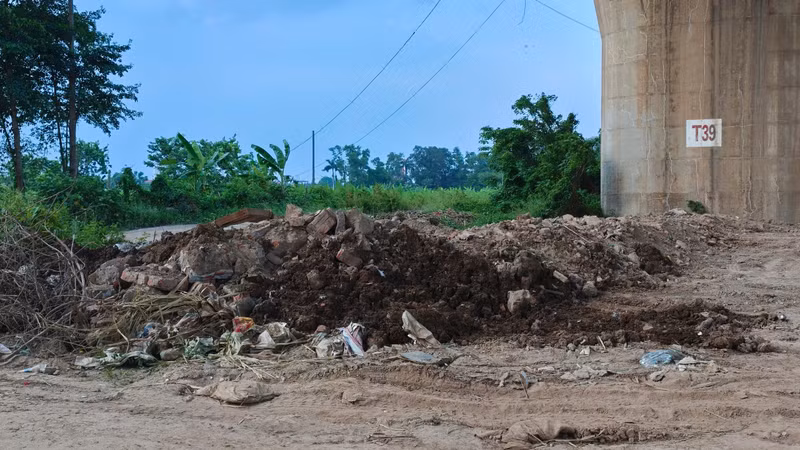 Điều gì đang diễn ra dưới gầm cầu Thanh Trì suốt nhiều đêm liên tiếp?