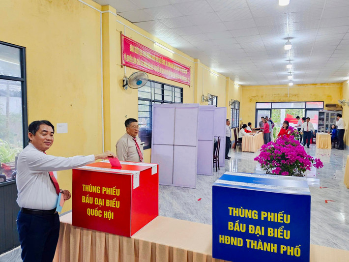 Trong suốt buổi sáng, các tổ bầu cử làm việc nghiêm túc, trách nhiệm, hướng dẫn cử tri tận tình.