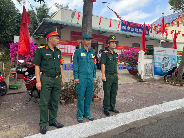 Lực lượng công an, quân sự được bố trí tại các điểm bỏ phiếu để bảo đảm an ninh trật tự, an toàn cho ngày bầu cử