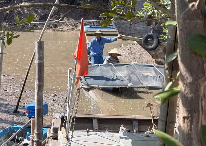 Với đặc thù là xã đảo, một số hộ dân ở sâu trong các kênh, rạch nên không thể đi đường bộ đến điểm bỏ phiếu