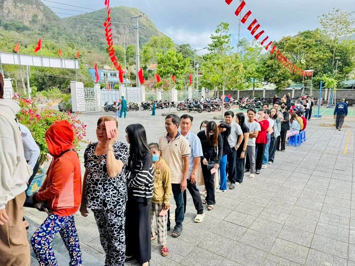 Ngay sau nghi lễ khai mạc, đông đảo cử tri đã thực hiện quyền công dân, gửi gắm niềm tin qua từng lá phiếu để lựa chọn những đại biểu thực sự đủ đức, đủ tài, có tâm, có tầm vào Quốc hội khóa XVI và HĐND các cấp nhiệm kỳ 2026-2031