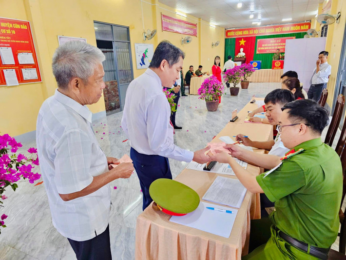 Các cử tri nhận phiếu bầu