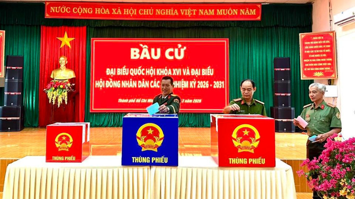 Trong không khí trang nghiêm, lần lượt từng cán bộ, chiến sĩ LLVT Đặc khu Côn Đảo tiến hành nhận phiếu, nghiên cứu kỹ danh sách ứng cử viên trước khi thực hiện quyền lựa chọn của mình