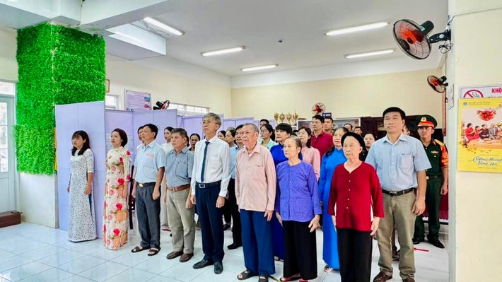 Sáng 15/3, 10 khu vực bỏ phiếu bầu cử đại biểu Quốc hội khóa XVI và đại biểu HĐND các cấp nhiệm kỳ 2026-2031 trên địa bàn đặc khu Côn Đảo đồng loạt khai mạc trong không khí trang trọng, đúng trình tự, thủ tục quy định, vui tươi, phấn khởi, đúng với ý nghĩa là ngày hội của toàn dân.