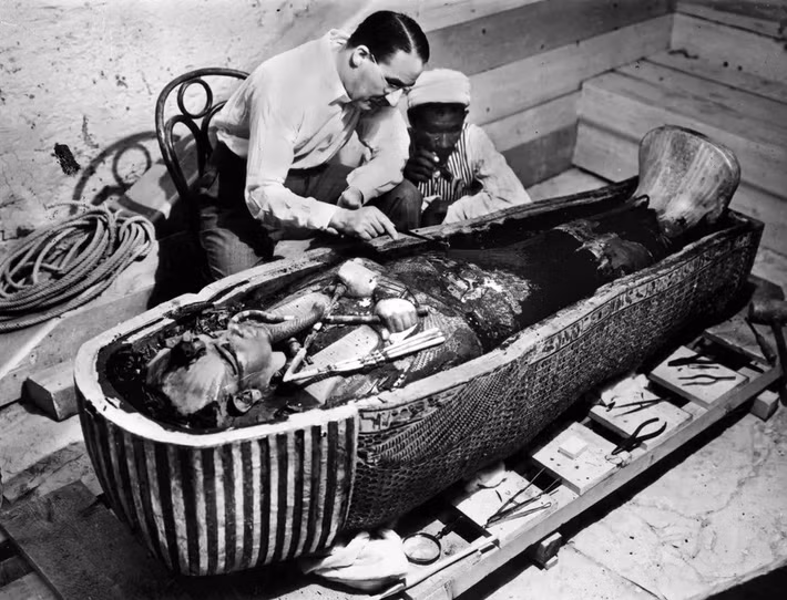 Lăng mộ của pharaoh Tutankhamun nổi tiếng Ai Cập được nhóm của nhà khảo cổ Howard Carter phát hiện tại Thung lũng các vị vua vào tháng 11/1922. Ngôi mộ còn nguyên dấu niêm phong cho thấy nơi đây chưa từng bị trộm mộ ghé thăm. Ảnh: Apic via Getty Images.