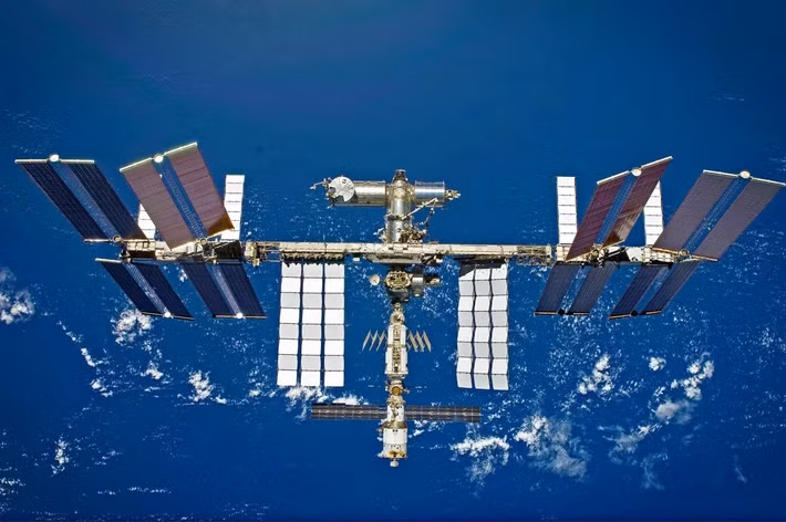 Địa điểm mà trạm ISS sẽ rơi xuống ở khu vực ngoài khơi Thái Bình Dương có tên Mũi Nemo. Được ví như "nghĩa địa tàu vũ trụ", Mũi Nemo là vùng biển được đặt theo tên thuyền trưởng tàu ngầm nổi tiếng trong tiểu thuyết "Hai vạn dặm dưới đáy biển" của Jules Verne năm 1871. Ảnh: NASA.