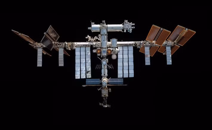 NASA và các đối tác quốc tế đã lên kế hoạch để trạm ISS ngừng hoạt động vào cuối năm 2030 bằng cách sử dụng một phiên bản cải tiến từ khoang chở hàng Dragon của SpaceX để đưa nó xuống một vùng biển không người ở. Ảnh: NASA.