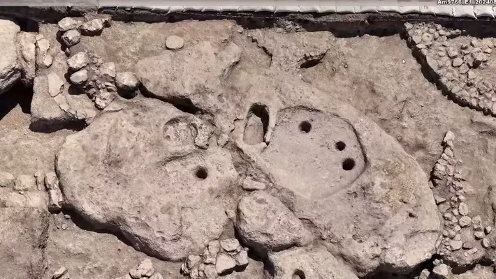 Các nhà nghiên cứu cho biết trong một tuyên bố từ Cơ quan Cổ vật Israel (IAA): "Chiếc ấm dường như dùng để rót chất lỏng như sữa, dầu, rượu hoặc đồ uống khác, có thể uống trực tiếp từ vòi, hoặc đổ vào một chiếc cốc nhỏ hơn để uống hoặc làm quà tặng". Ngoài ra, nó có thể là hiện vật linh thiêng được dùng cho mục đích tôn giáo. Ảnh: Yakov Shmidov/IAA.
