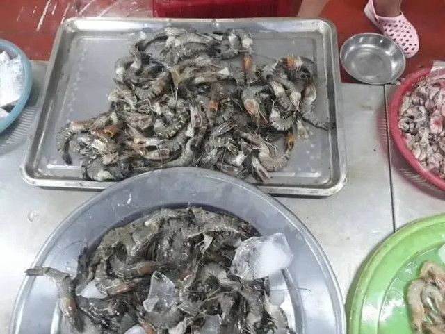 Phát hiện phần đầu tôm tươi có chất lạ màu trắng đục? Phat hien phan dau tom tuoi co chat la mau trang duc?