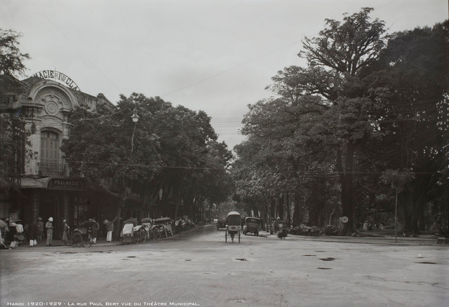 Công bố loạt ảnh cực hiếm về đường phố Hà Nội thập niên 1920 - Hình 5 Cong bo loat anh cuc hiem ve duong pho Ha Noi thap nien 1920-Hinh-5