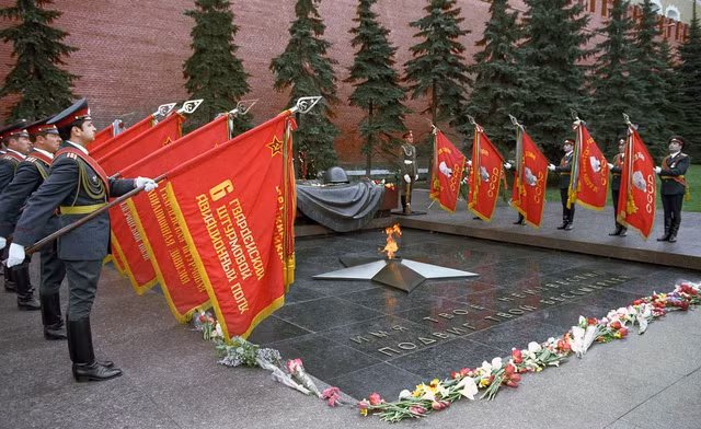 Biet gi ve ngon lua Vinh cuu o Quang truong Do?-Hinh-2