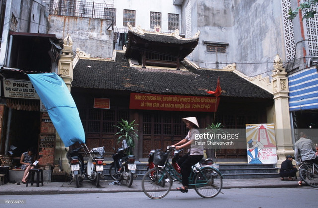 Cuộc sống ở Hà Nội 20 năm trước qua loạt ảnh nhiều cảm xúc - Hình 10 Cuoc song o Ha Noi 20 nam truoc qua loat anh nhieu cam xuc-Hinh-10
