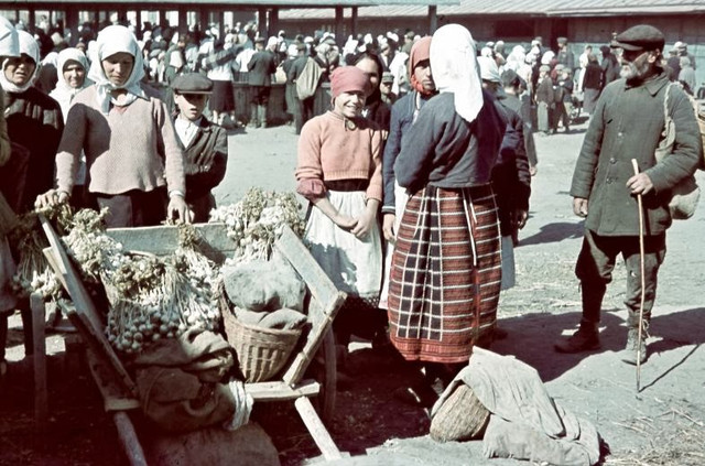 Cuộc sống ở Ukraine năm 1942 qua loạt ảnh màu cực hiếm - Hình 8 Cuoc song o Ukraine nam 1942 qua loat anh mau cuc hiem-Hinh-8