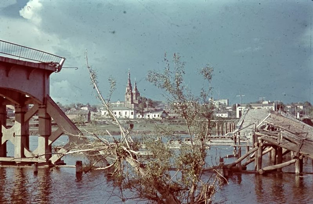 Cuộc sống ở Ukraine năm 1942 qua loạt ảnh màu cực hiếm - Hình 11 Cuoc song o Ukraine nam 1942 qua loat anh mau cuc hiem-Hinh-11
