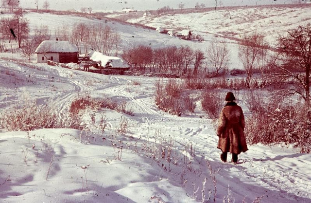 Cuộc sống ở Ukraine năm 1942 qua loạt ảnh màu cực hiếm - Hình 4 Cuoc song o Ukraine nam 1942 qua loat anh mau cuc hiem-Hinh-4