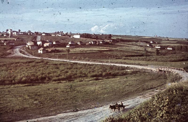 Cuộc sống ở Ukraine năm 1942 qua loạt ảnh màu cực hiếm - Hình 2 Cuoc song o Ukraine nam 1942 qua loat anh mau cuc hiem-Hinh-2