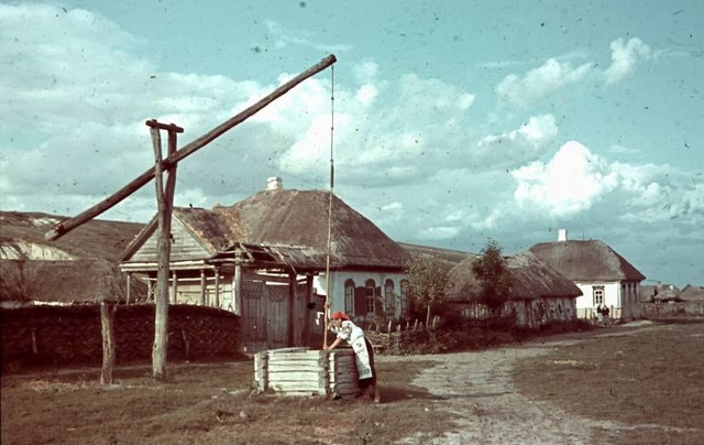 Cuộc sống ở Ukraine năm 1942 qua loạt ảnh màu cực hiếm - Hình 3 Cuoc song o Ukraine nam 1942 qua loat anh mau cuc hiem-Hinh-3