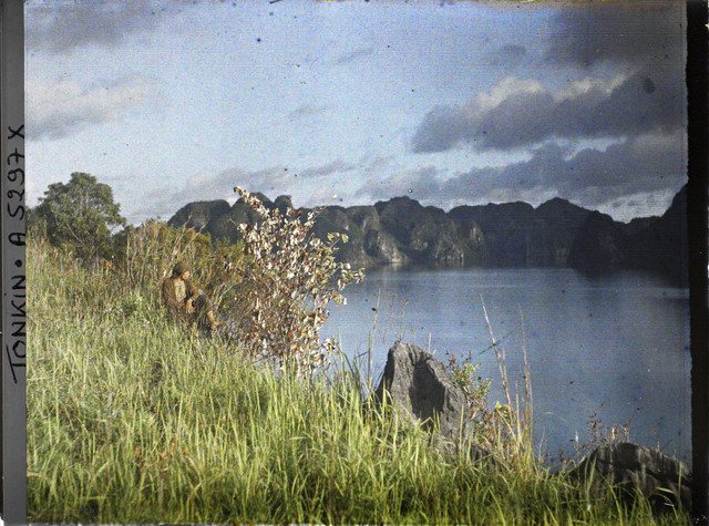 Vịnh Hạ Long năm 1914-1915 cực đặc sắc qua loạt ảnh màu hiếm có - Hình 2 Vinh Ha Long nam 1914-1915 cuc dac sac qua loat anh mau hiem co-Hinh-2