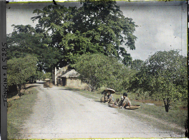 Loạt ảnh khó quên ở ngoại thành Hà Nội đầu thế kỷ 20 - Hình 6 Loat anh kho quen o ngoai thanh Ha Noi dau the ky 20-Hinh-6