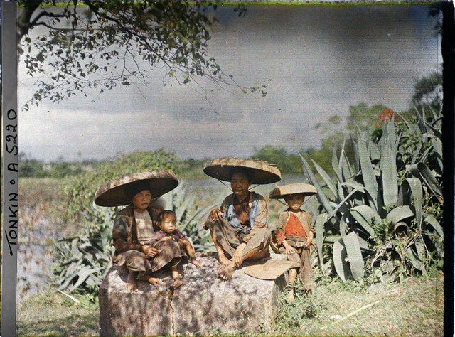 Loạt ảnh khó quên ở ngoại thành Hà Nội đầu thế kỷ 20 - Hình 8 Loat anh kho quen o ngoai thanh Ha Noi dau the ky 20-Hinh-8