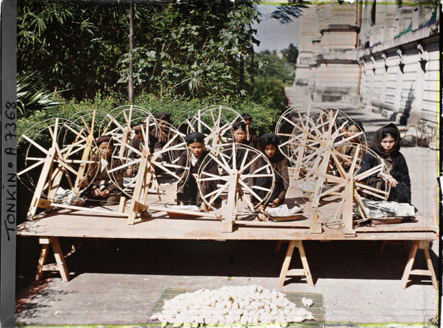 Loạt ảnh khó quên ở ngoại thành Hà Nội đầu thế kỷ 20 - Hình 3 Loat anh kho quen o ngoai thanh Ha Noi dau the ky 20-Hinh-3