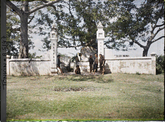 Ảnh màu cực dân dã ở ngoại thành Hà Nội đầu thế kỷ 20 - Hình 11 Anh mau cuc dan da o ngoai thanh Ha Noi dau the ky 20-Hinh-11