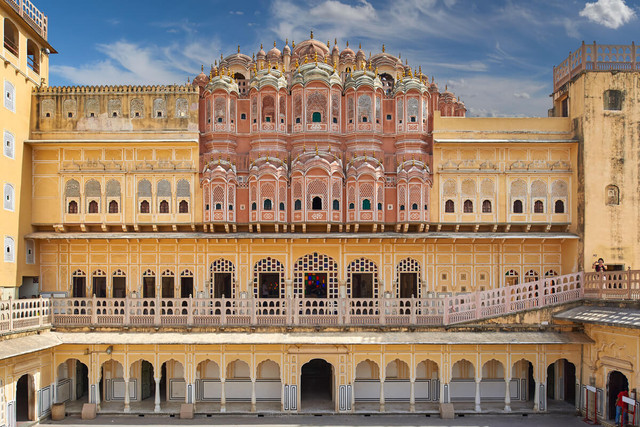 Ngắm cung điện như vương miện trăm tuổi độc đáo nhất thế giới - Hình 9 Ngam cung dien nhu vuong mien tram tuoi doc dao nhat the gioi-Hinh-9