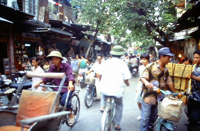 Cuộc sống nhộn nhịp ở khu phố cổ Hà Nội năm 1995 Cuoc song nhon nhip o khu pho co Ha Noi nam 1995