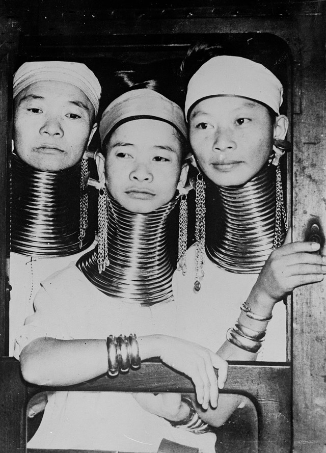Ảnh hiếm về sơn nữ cổ dài Miến Điện thăm London năm 1935 Anh hiem ve son nu co dai Mien Dien tham London nam 1935