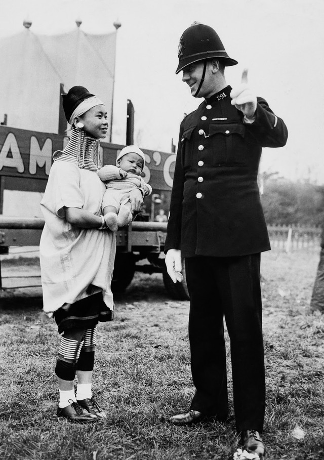 Ảnh hiếm về sơn nữ cổ dài Miến Điện thăm London năm 1935 - Hình 11 Anh hiem ve son nu co dai Mien Dien tham London nam 1935-Hinh-11