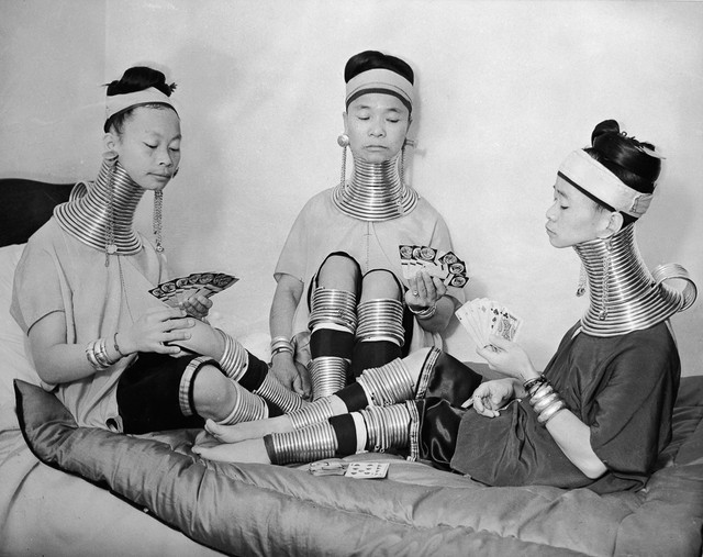 Ảnh hiếm về sơn nữ cổ dài Miến Điện thăm London năm 1935 - Hình 3 Anh hiem ve son nu co dai Mien Dien tham London nam 1935-Hinh-3