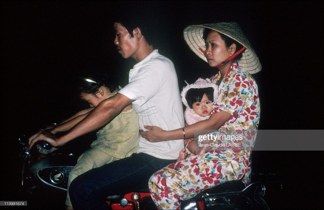 Loạt ảnh cực độc về TP. HCM đầu thập niên 1990 Loat anh cuc doc ve TP. HCM dau thap nien 1990