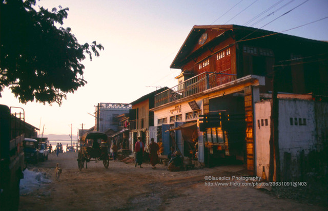 Ảnh đặc sắc về thành phố đông dân thứ hai Myanmar năm 1992 - Hình 4 Anh dac sac ve thanh pho dong dan thu hai Myanmar nam 1992-Hinh-4