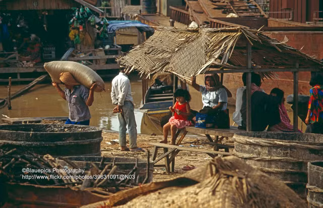 Cuoc song tren bien ho o Campuchia nam 1993
