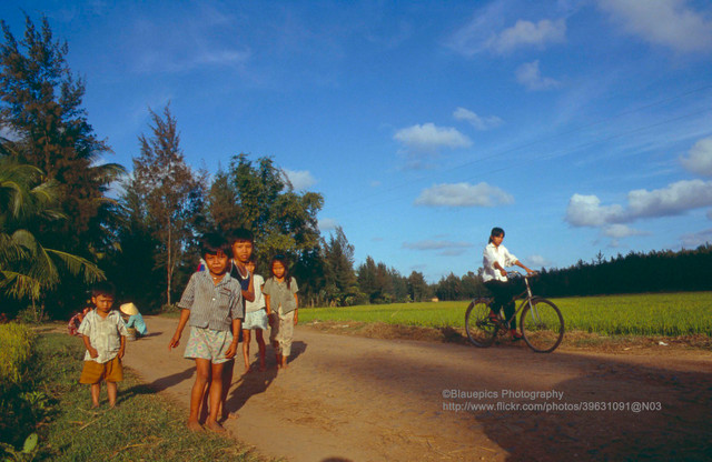 Loạt ảnh ghi lại hành trình từ Nha Trang đi Huế năm 1993 của khách Tây - Hình 11 Loat anh ghi lai hanh trinh tu Nha Trang di Hue nam 1993 cua khach Tay-Hinh-11