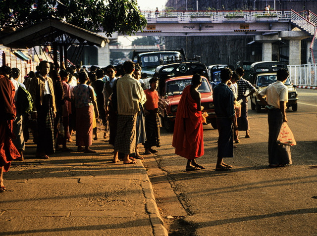 Những khung cảnh thú vị về đất nước Myanmar năm 1992 - Hình 2 Nhung khung canh thu vi ve dat nuoc Myanmar nam 1992-Hinh-2